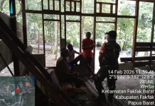 Komsos Babinsa Bahas Peternakan Ayam Warga